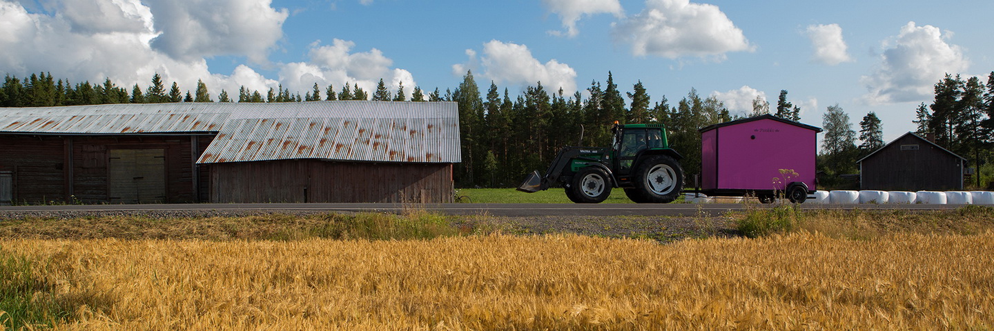 2014_pelto_traktori_pinkki-sauna_heikki-mahlamaki_m